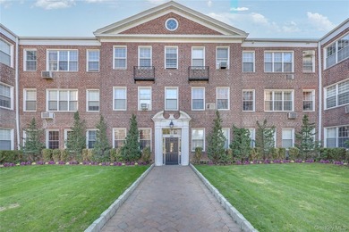Beach Home For Sale in Woodmere, New York