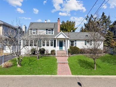 Beach Home Sale Pending in Woodmere, New York