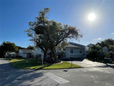 Beach Townhome/Townhouse For Sale in Cutler Bay, Florida