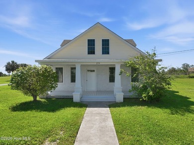 Beach Home For Sale in Marshallberg, North Carolina