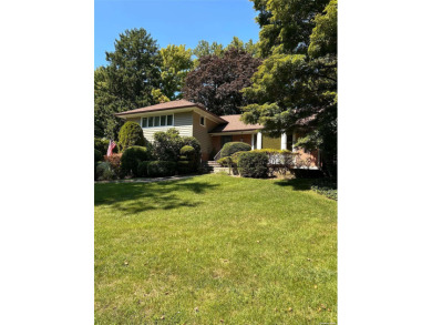 Beach Home For Sale in Glen Cove, New York