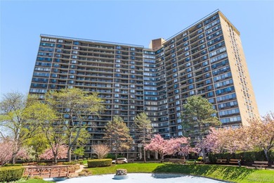 Beach Condo For Sale in Bayside, New York