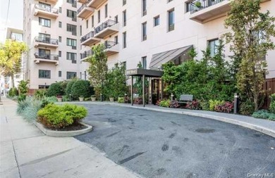 Beach Condo Sale Pending in Long Beach, New York