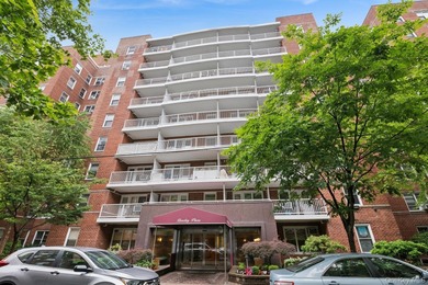 Beach Home Sale Pending in Forest Hills, New York
