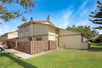 Beach Townhome/Townhouse For Sale in Sunrise, Florida