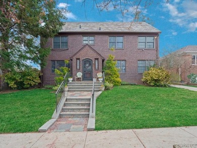 Beach Home For Sale in Flushing, New York