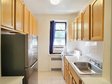 Beach Condo For Sale in Forest Hills, New York