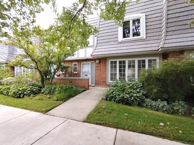 Beach Townhome/Townhouse Sale Pending in Highland Park, Illinois