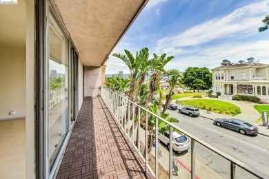 Beach Condo For Sale in Oakland, California