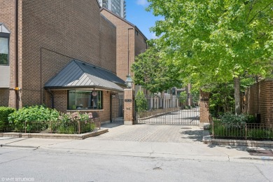 Beach Townhome/Townhouse For Sale in Chicago, Illinois