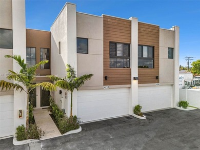 Beach Townhome/Townhouse For Sale in Oakland Park, Florida