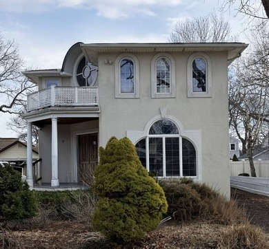 Beach Home For Sale in Bayville, New York