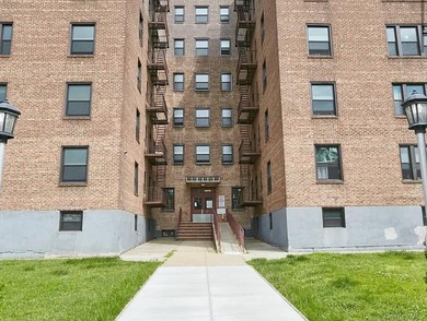 Beach Home For Sale in Flushing, New York