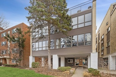 Beach Condo Active Under Contract in Evanston, Illinois