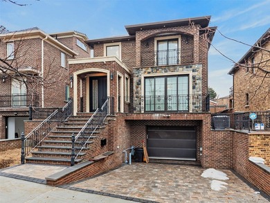 Beach Home For Sale in Flushing, New York
