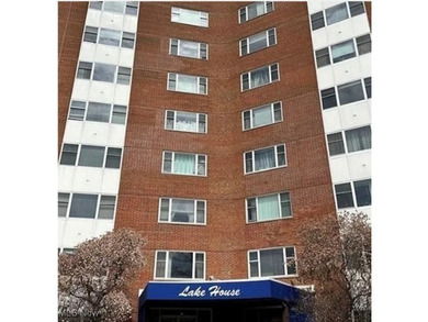 Beach Condo For Sale in Lakewood, Ohio