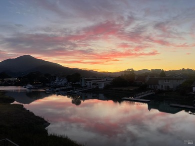 Beach Townhome/Townhouse For Sale in Corte Madera, California