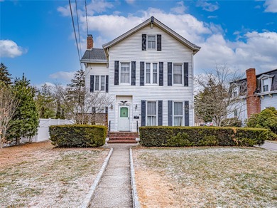 Beach Home For Sale in Bay Shore, New York