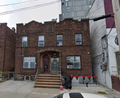 Beach Home For Sale in Flushing, New York