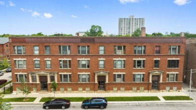 Beach Townhome/Townhouse Sale Pending in Chicago, Illinois