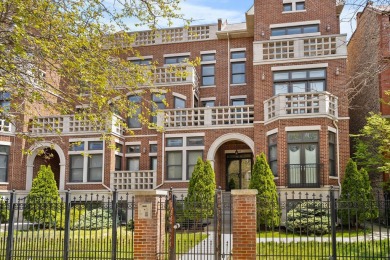 Beach Townhome/Townhouse For Sale in Chicago, Illinois