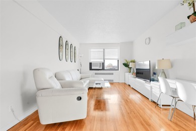 Beach Home For Sale in Flushing, New York