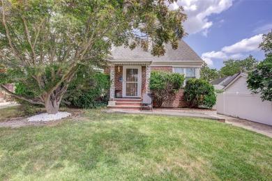 Beach Townhome/Townhouse Sale Pending in Bayside, New York