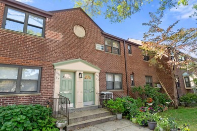 Beach Apartment For Sale in Douglaston, New York
