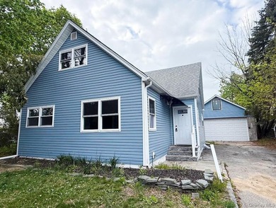 Beach Home For Sale in Glenwood Landing, New York