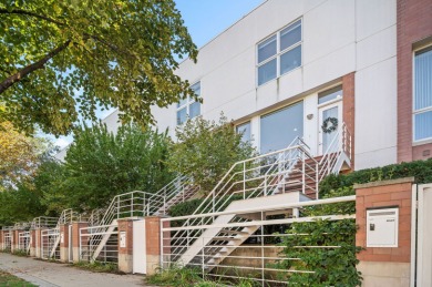 Beach Townhome/Townhouse Active Under Contract in Chicago, Illinois