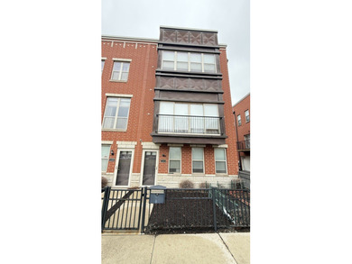 Beach Townhome/Townhouse For Sale in Chicago, Illinois