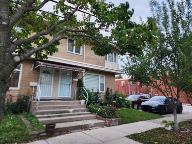 Beach Townhome/Townhouse Active Under Contract in Skokie, Illinois
