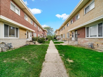 Beach Townhome/Townhouse Active Under Contract in Skokie, Illinois