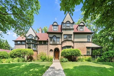 Beach Home For Sale in Evanston, Illinois