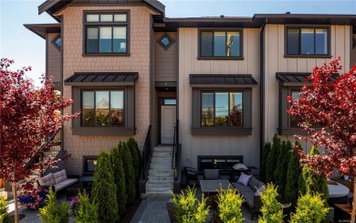 Beach Townhome/Townhouse For Sale in Sidney,
