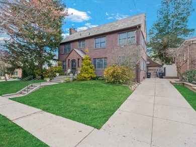 Beach Home For Sale in Flushing, New York