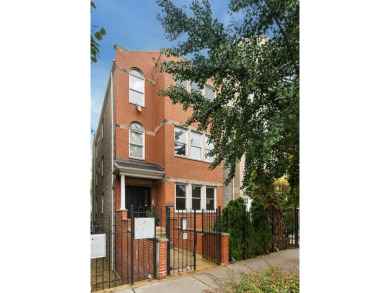 Beach Townhome/Townhouse For Sale in Chicago, Illinois