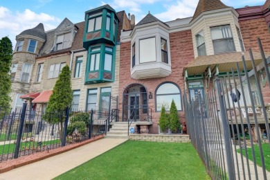 Beach Townhome/Townhouse For Sale in Chicago, Illinois