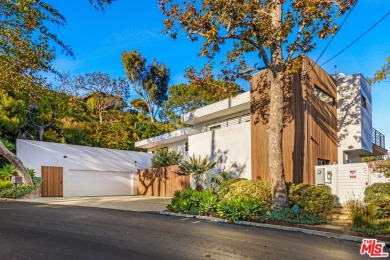 Beach Home Active Under Contract in Santa Monica, California