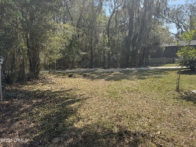 Beach Lot Sale Pending in Saint Helena Island, South Carolina