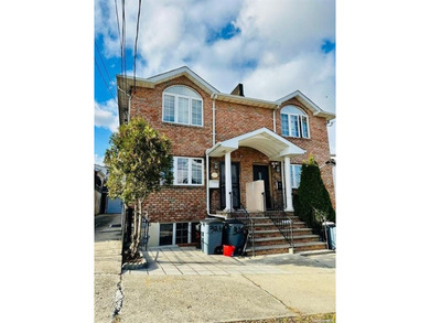 Beach Townhome/Townhouse Sale Pending in College Point, New York