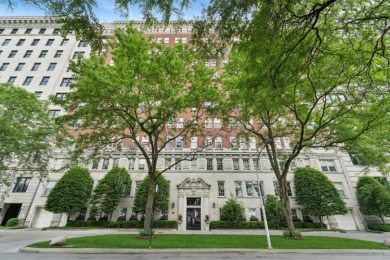 Beach Condo Active Under Contract in Chicago, Illinois