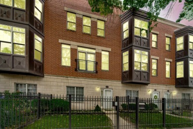 Beach Townhome/Townhouse For Sale in Chicago, Illinois