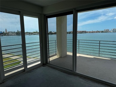 Beach Condo For Sale in South Pasadena, Florida