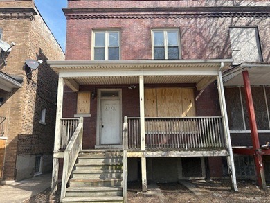 Beach Townhome/Townhouse For Sale in Chicago, Illinois