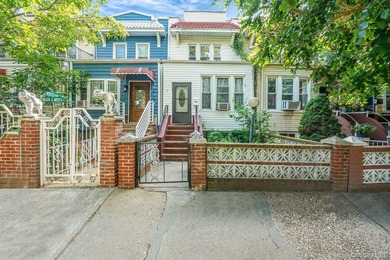 Beach Townhome/Townhouse Sale Pending in East Elmhurst, New York