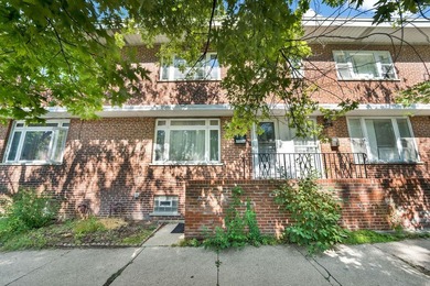 Beach Townhome/Townhouse For Sale in Chicago, Illinois