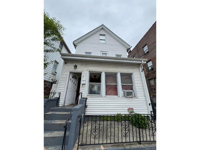 Beach Townhome/Townhouse Sale Pending in East Elmhurst, New York