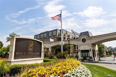 Beach Condo For Sale in North Hills, New York