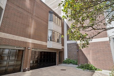 Beach Townhome/Townhouse Active Under Contract in Chicago, Illinois